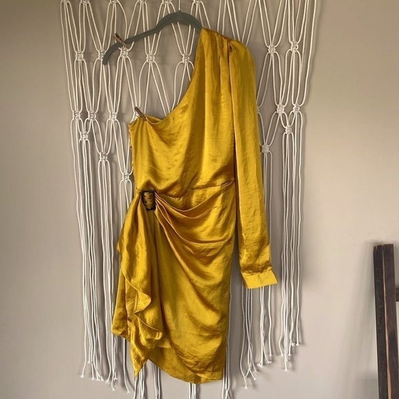 Lover and Friends Ana dress sold on Revolve in yellow. Size Medium NWT - Picture 5 of 11